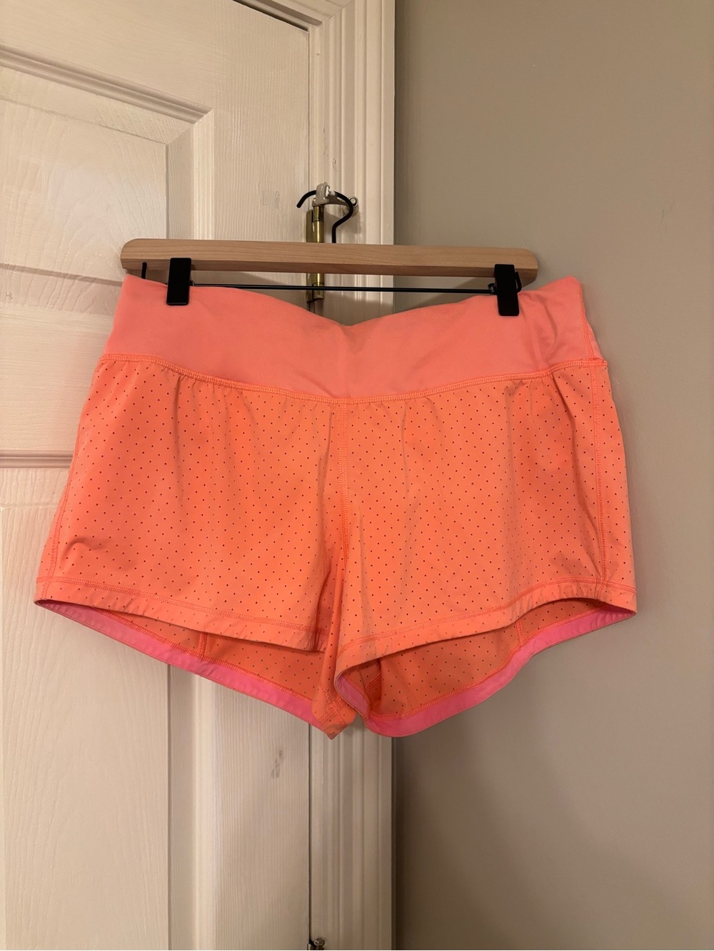 lululemon athletica Women's Final Lap 2.5” Athletic Shorts in Pop Orange Size 8